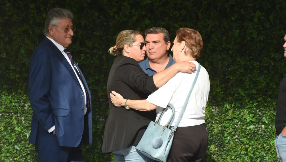 Eloísa Muñoz, hija de Julián Muñoz, recibe el pésame de familiares y amigos