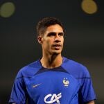 Raphael Varane viste la camiseta de Francia