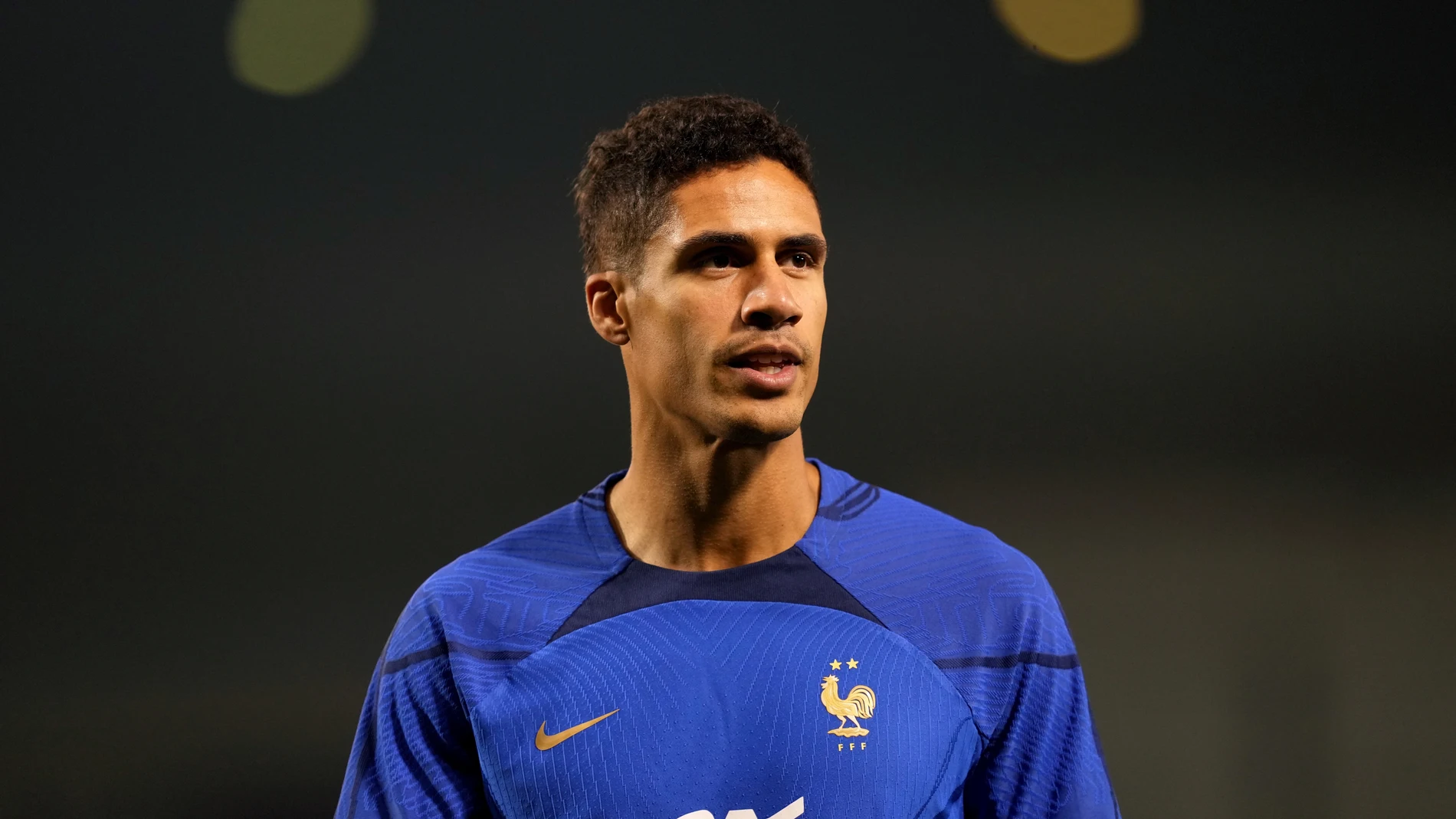 Raphael Varane viste la camiseta de Francia