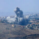 Marjaayoun (Líbano), columnas de humo se elevan tras un ataque aéreo israelí