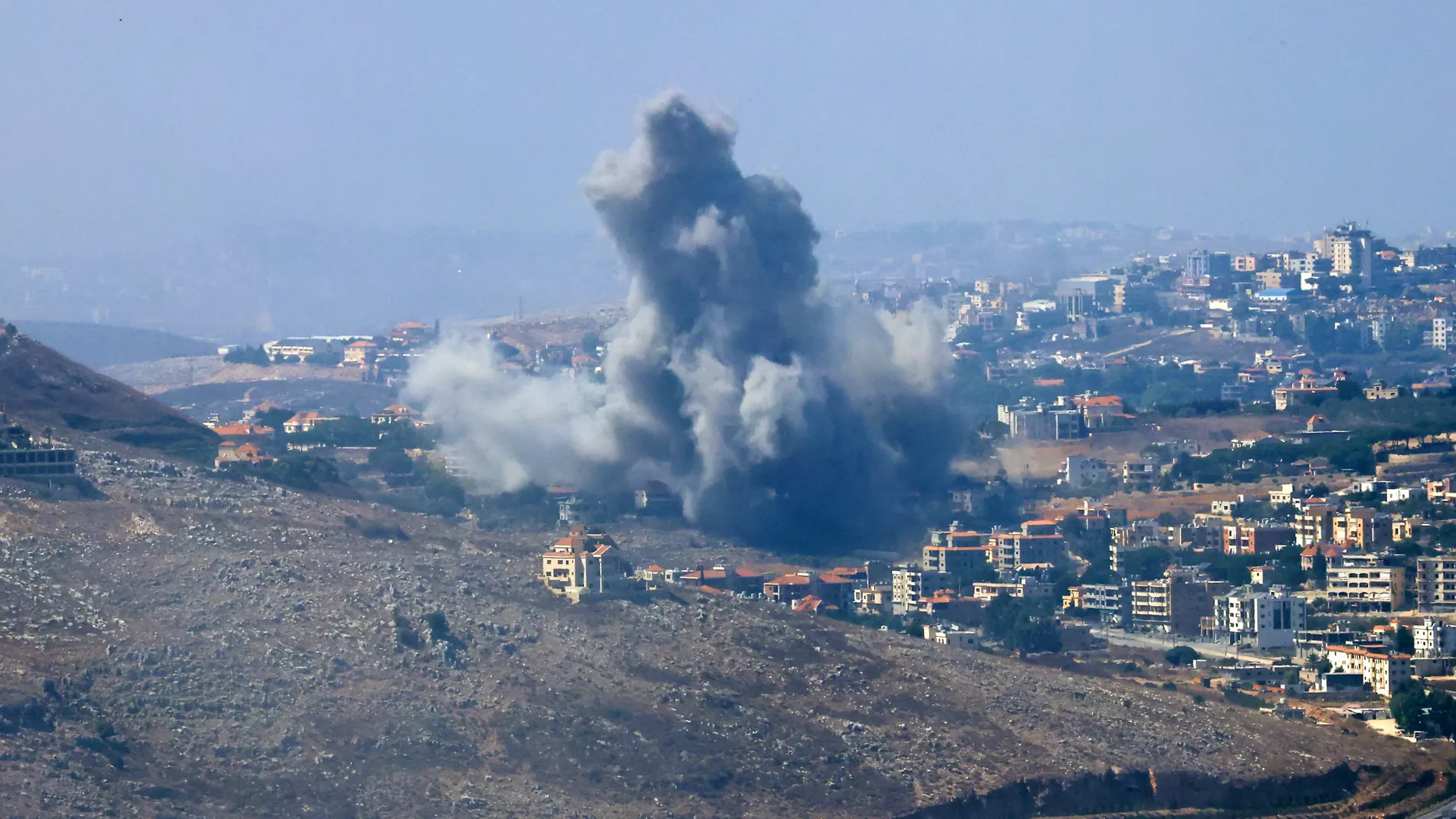 FOTODELDÍA Marjaayoun (Líbano), 25/09/2024.- Columnas de humo se elevan tras un ataque aéreo israelí que tuvo como objetivo pueblos del sur del Líbano, visto desde Marjaayoun, en el sur del Líbano,este miércoles. EFE/ Str