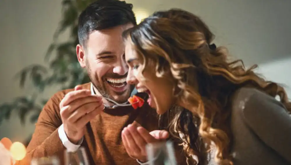 Una pareja comiendo