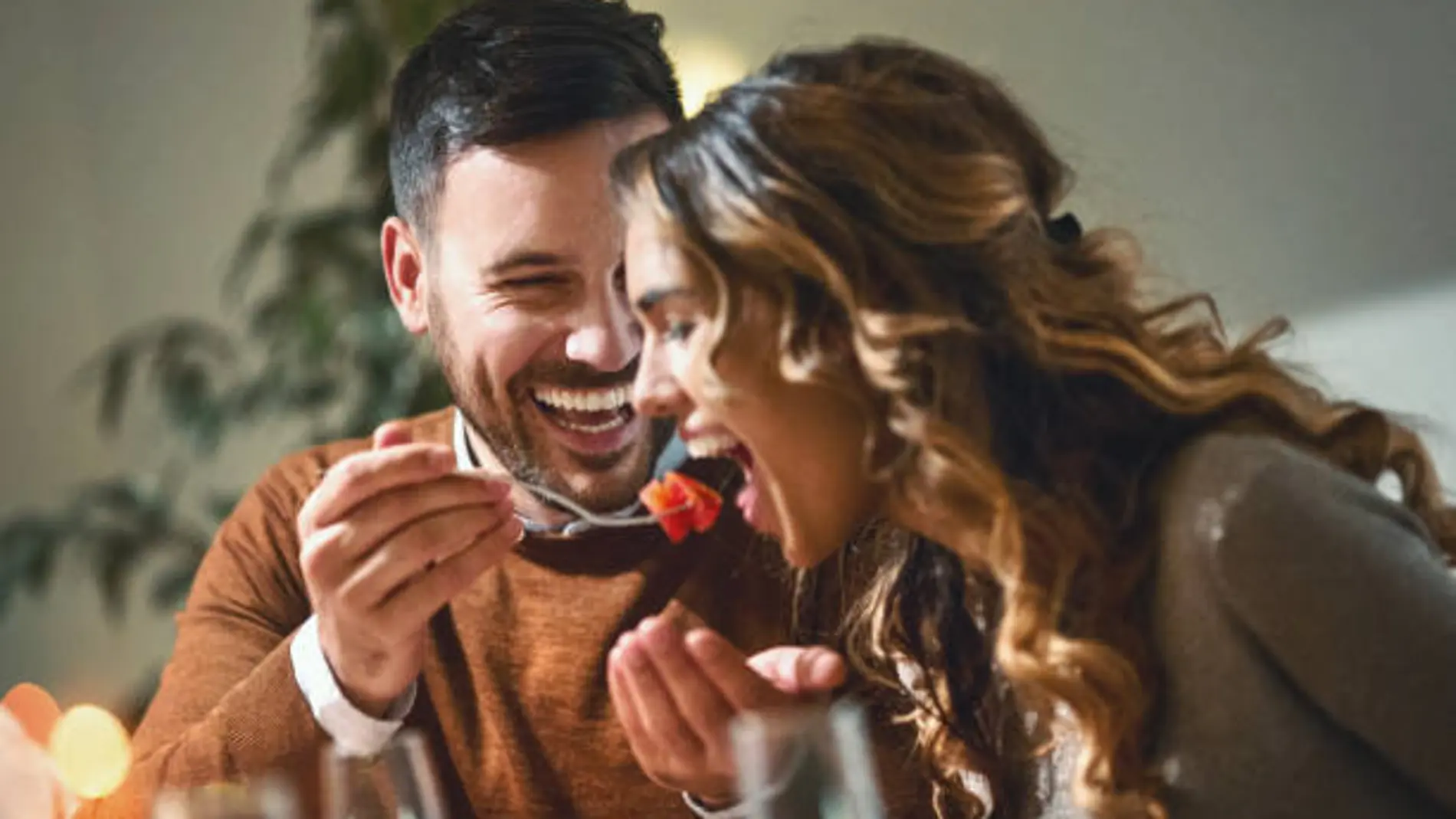 Una pareja comiendo