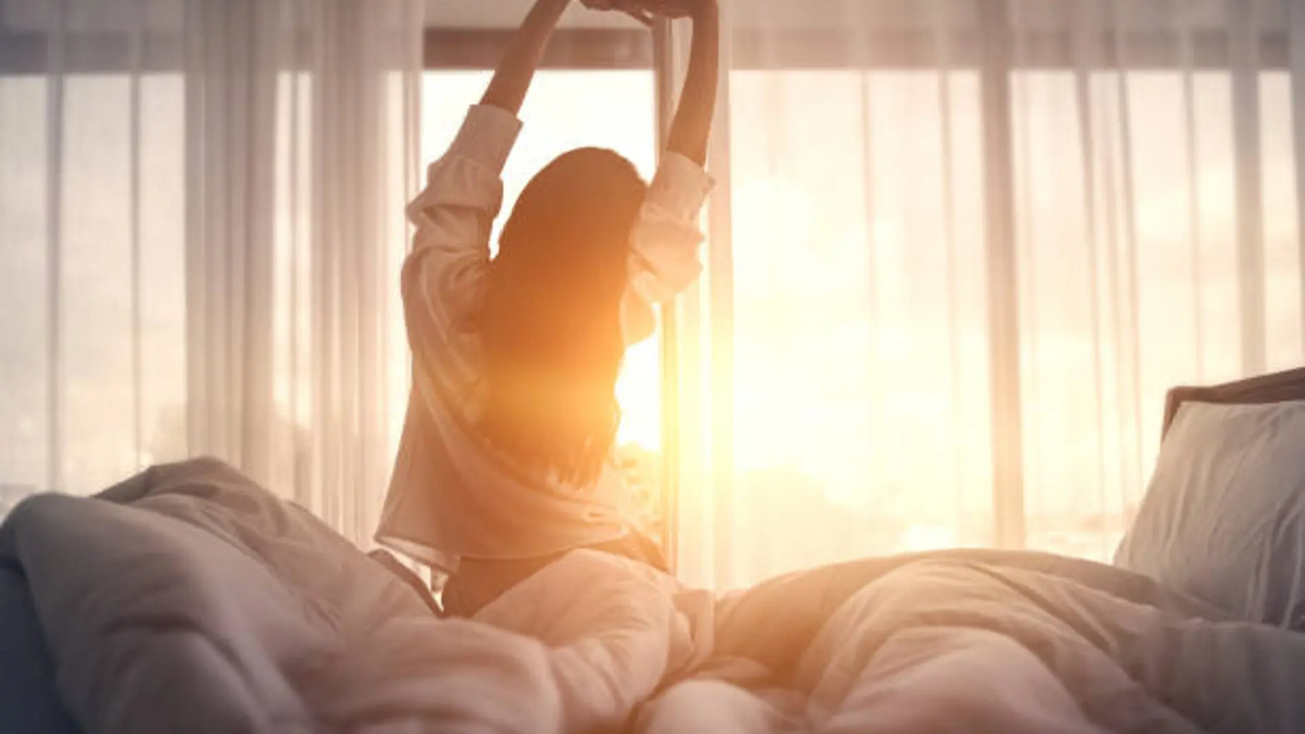 Una joven amanece por la mañana