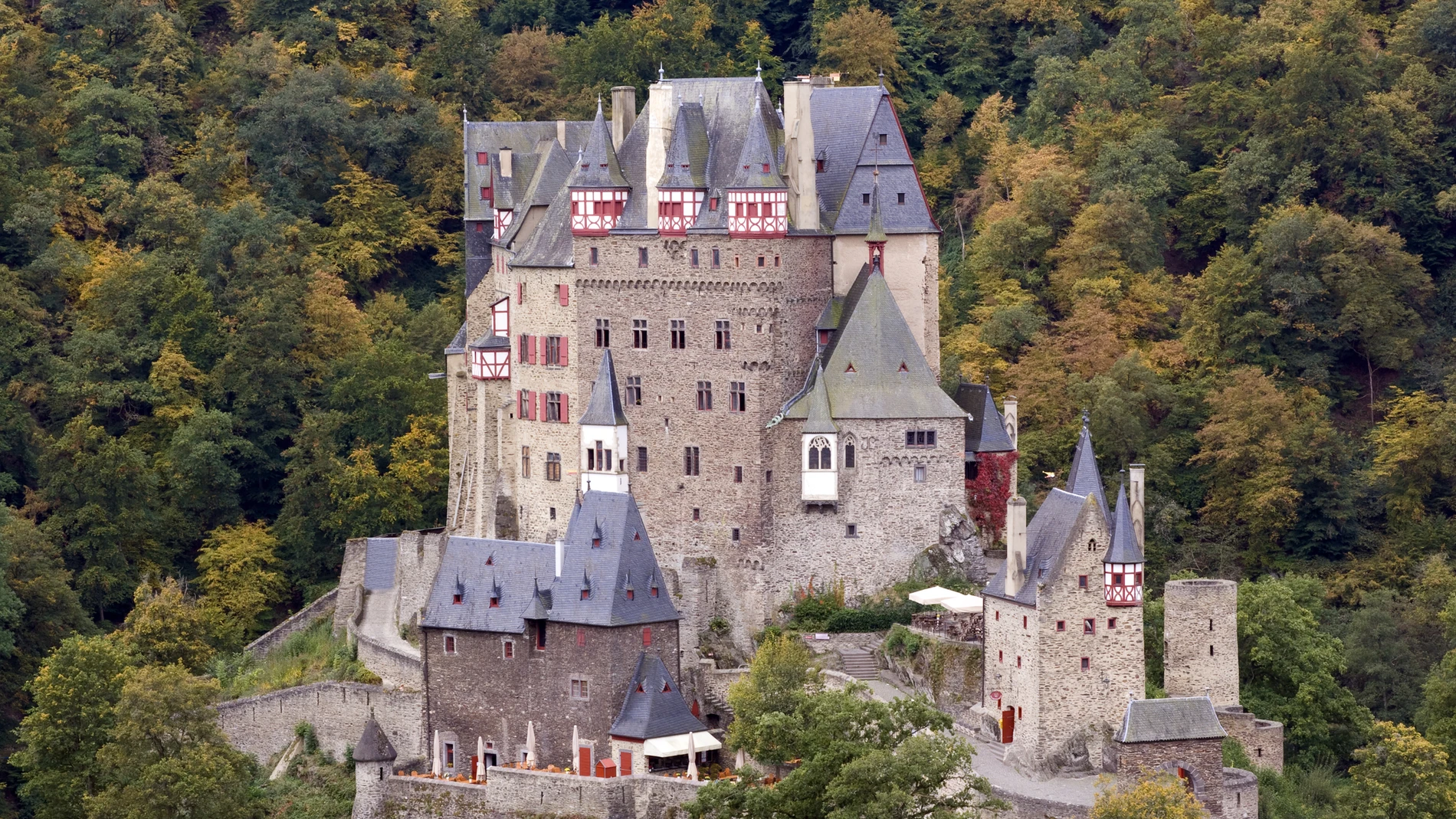 Alemania tiene más de 20.000 castillos alrededor de sus fronteras, muy por encima de cualquier otro país. En la imagen, el castillo antiguo de Eltz del Burg