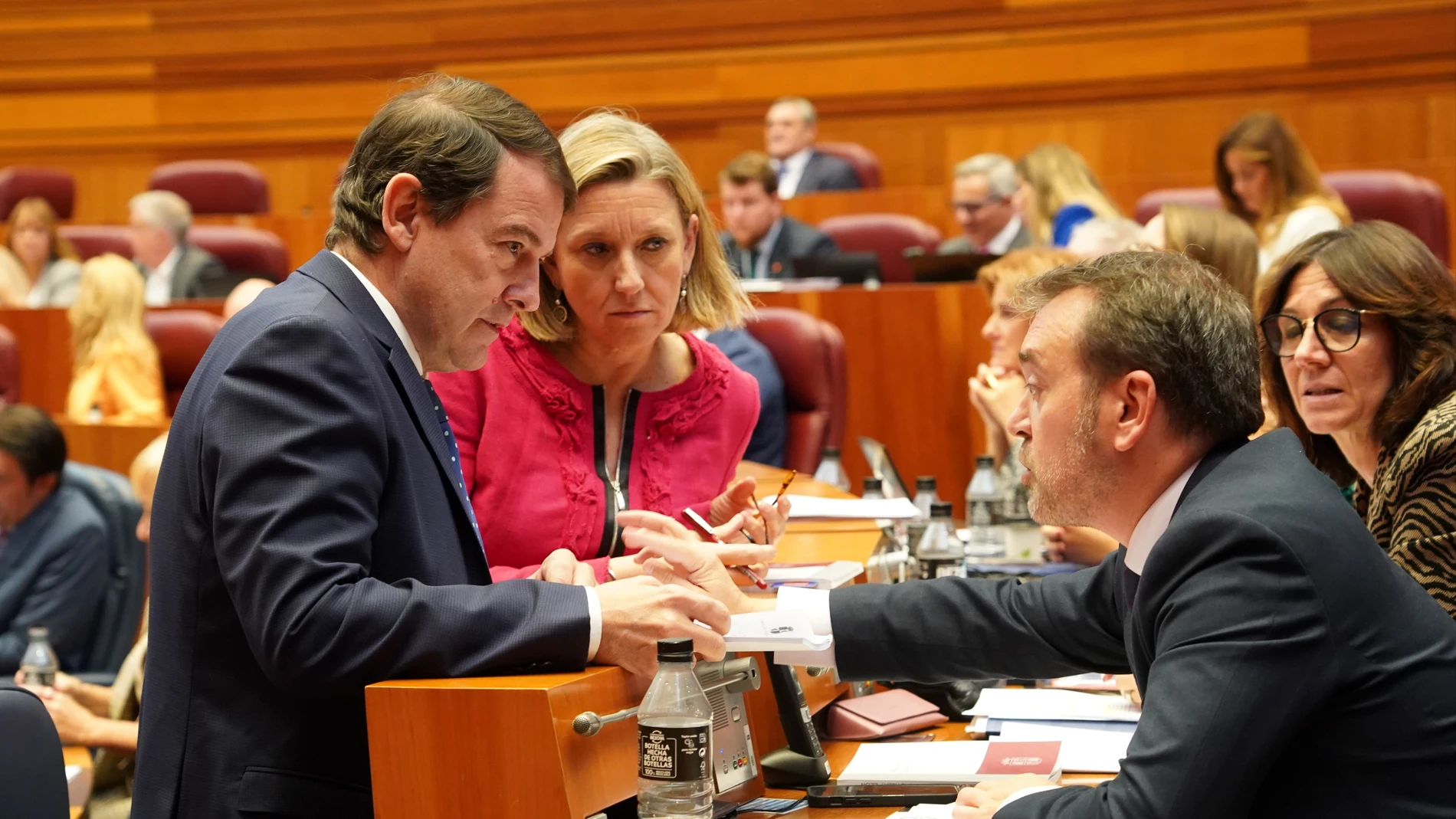 El presidente de la Junta Alfonso Fernández Mañueco junto a la vicepresidenta Isabel Blanco y el portavoz parlamentario Ricardo Gavilanes en la segunda sesión del Pleno de las Cortes de Castilla y León