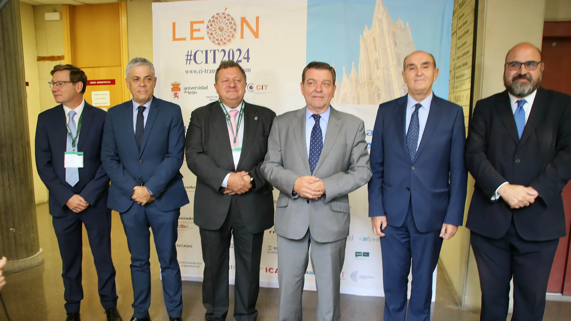 El consejero de la Presidencia de Castilla y León, Luis Miguel González Gago, el Procurador del Común, Tomás Quintana, y el decano de la Facultad de Derecho de la Universidad de León, Salvador Tarodo, entre otras autoridades, inauguran la jornada