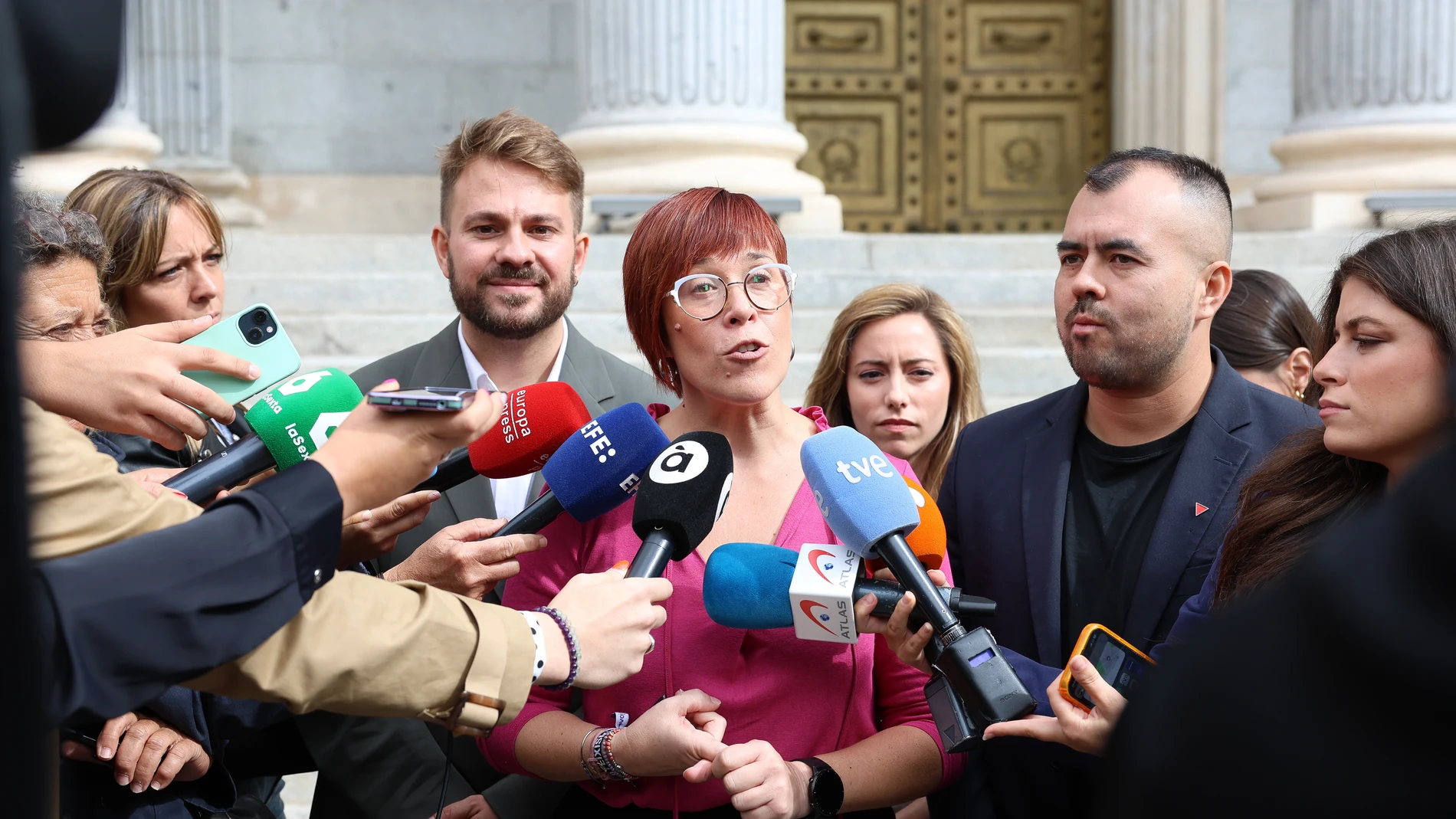 (I-2D) El diputado de Compromís-Sumar, Alberto Ibáñez, la portavoz de Compromís, Águeda Micó, y la coportavoz de Podemos, María Teresa Pérez, un recurso de la Ley de Libertad Educativa de la Comunidad Valenciana, frente al Congreso, a 25 de septiembre de 2024, en Madrid (España). Compromís ha abierto contactos con el Ministerio de Educación y con los grupos parlamentarios del Congreso para presentar un recurso de inconstitucionalidad a la Ley de Libertad Educativa, aprobada hace unos meses po...