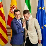 El presidente de la Junta de Andalucía, Juanma Moreno, se ha reunido esta tarde en el Palacio de San Telmo con el presidente de la Generalitat Valenciana, Carlos Mazón