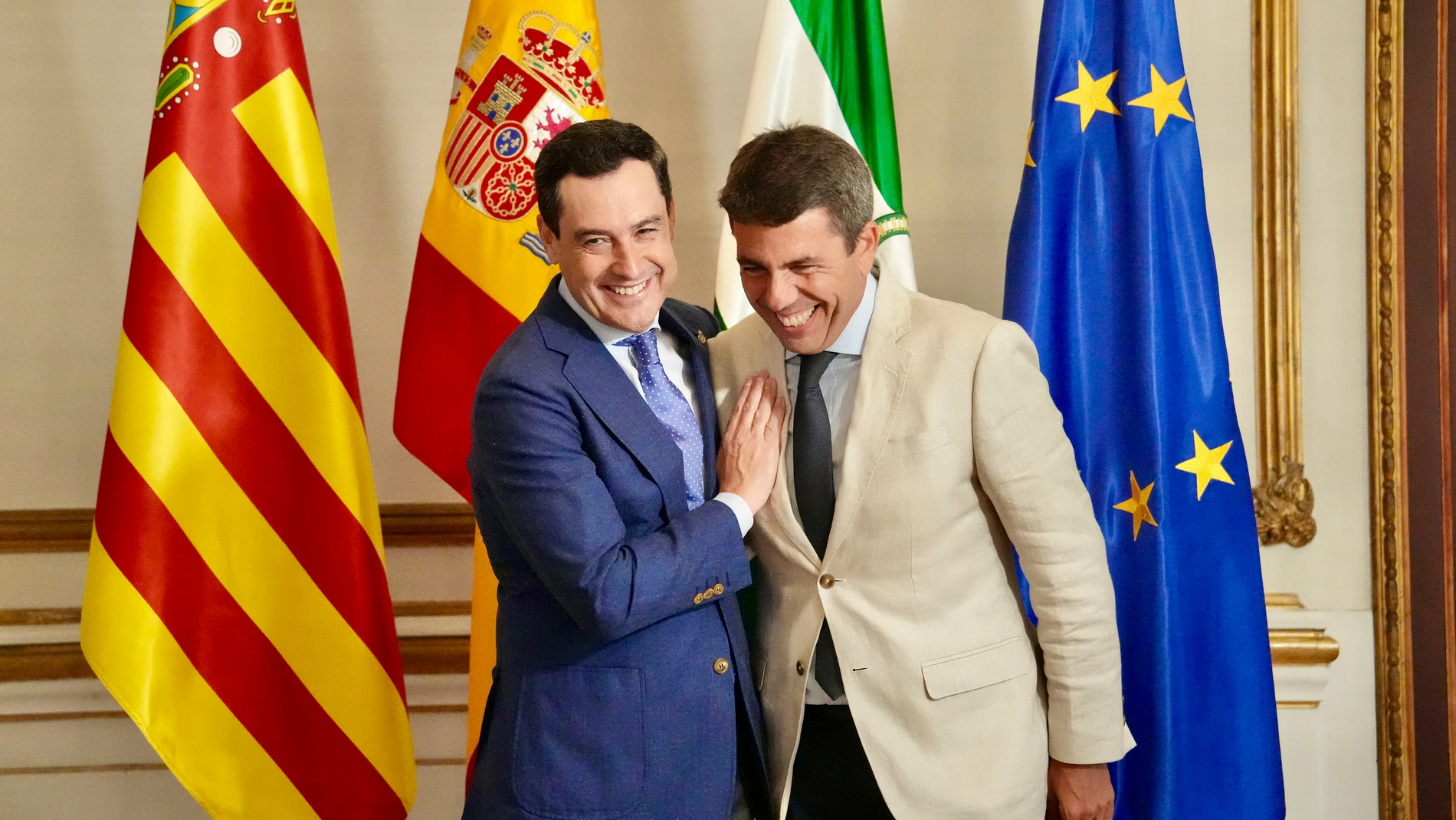 SEVILLA, 25/09/2024.- El presidente de la Junta de Andalucía, Juanma Moreno (i), se ha reunido esta tarde en el Palacio de San Telmo con el presidente de la Generalitat Valenciana, Carlos Mazón (d) en Sevilla, para abordar temas de interés común para ambas comunidades. EFE/Junta de Andalucía/SÓLO USO EDITORIAL/SÓLO DISPONIBLE PARA ILUSTRAR LA NOTICIA QUE ACOMPAÑA (CRÉDITO OBLIGATORIO)