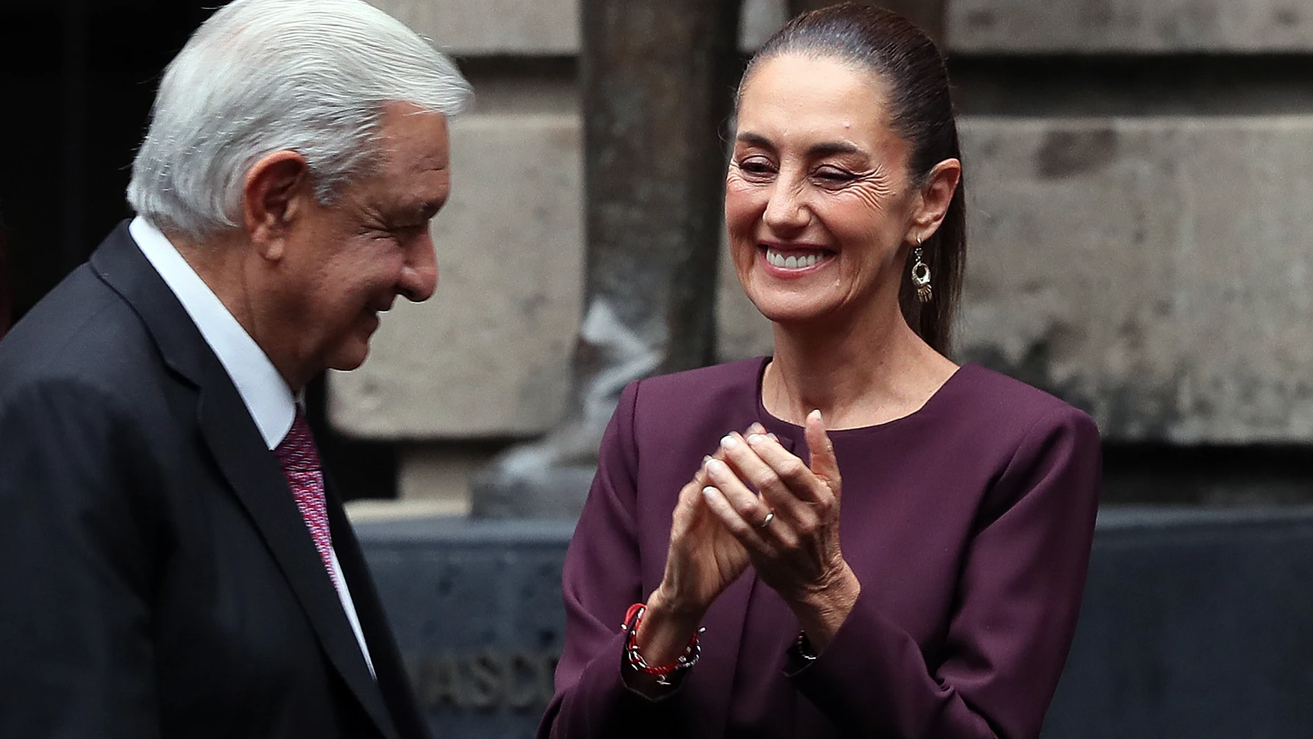 MEX9794. CIUDAD DE MÉXICO (MÉXICO), 25/09/2024.- El presidente de México, Andrés Manuel López Obrador, y la presidenta electa de México, Claudia Sheinbaum, participan durante un acto protocolario este miércoles en la Secretaría de Educación Pública de Ciudad de México (México). Sheinbaum acusó de "agravio" al pueblo mexicano que la Corona española niegue el perdón por los abusos de la conquista, tras su decisión de excluir al rey Felipe VI de su ceremonia de investidura, el próximo 1 de octub...