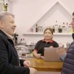 Alberto Chicote junto a Jorge, dueño del bar Tradiciones Peruanas