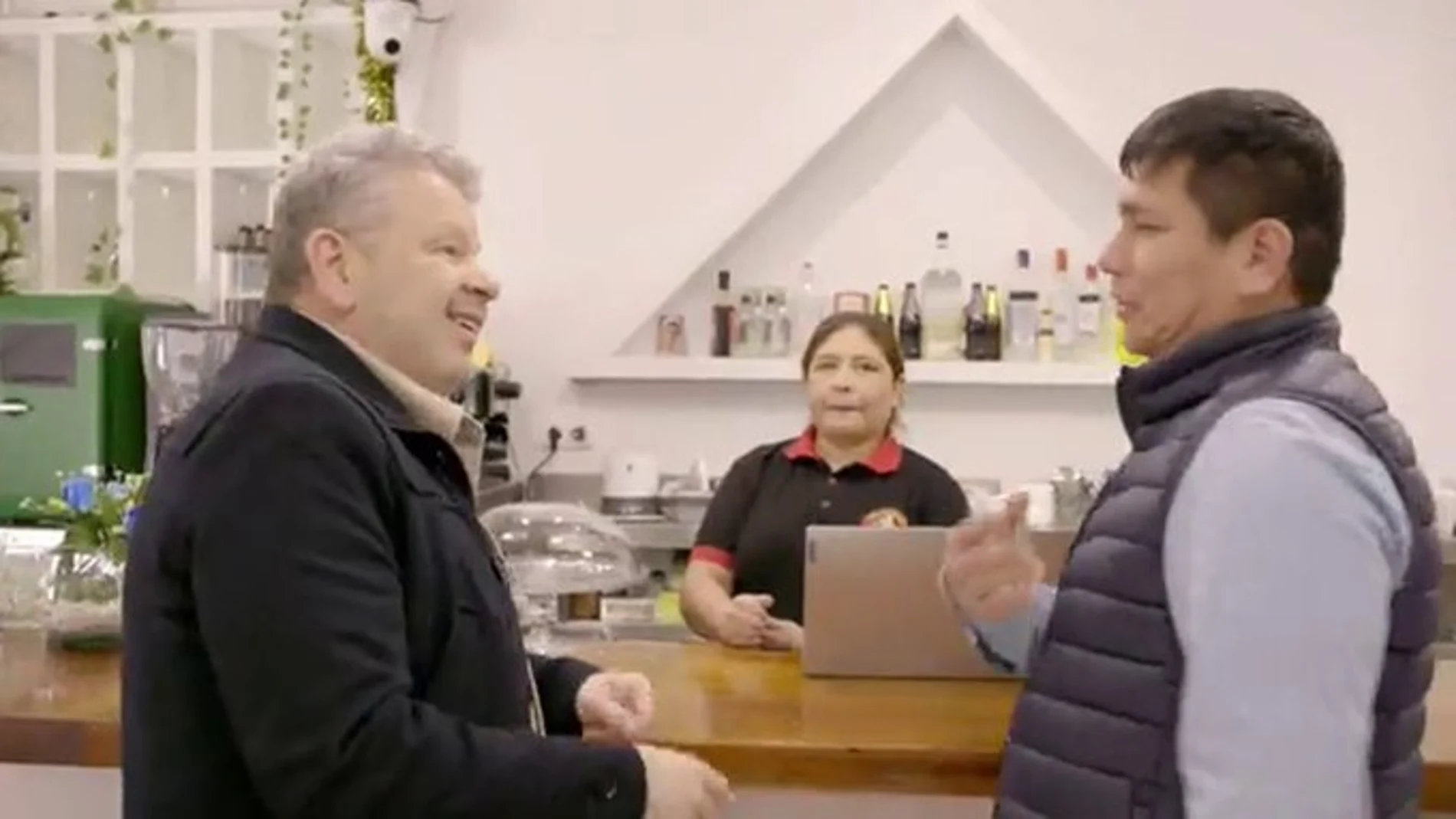 Alberto Chicote junto a Jorge, dueño del bar Tradiciones Peruanas