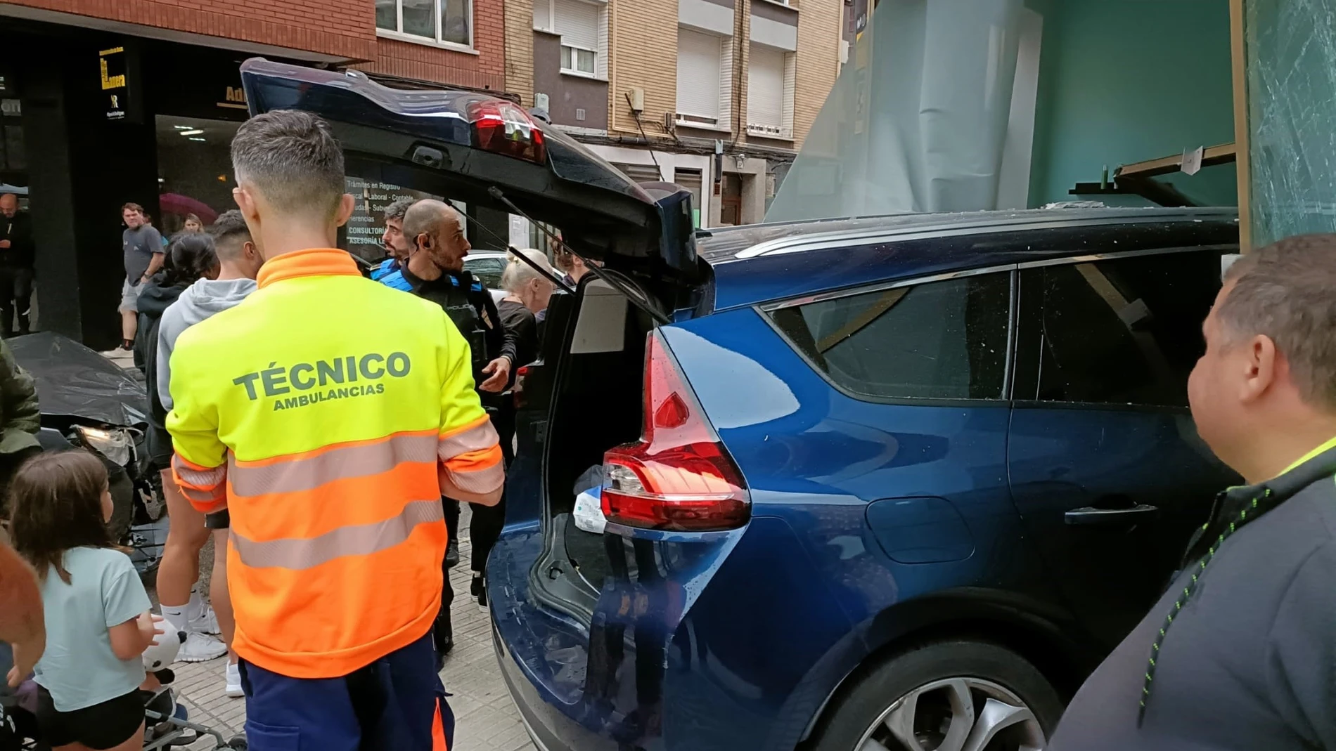 Un vehículo acaba empotrado en una peluquería canina, en Gijón, consecuencia de un choque con otro coche. EUROPA PRESS 25/09/2024