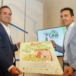 El diputado de Promoción Agroalimentaria y Consumo y presidente del Patronato de Turismo, Moisés Santana, y el alcalde de Serrada, César López, presentan la Fiesta
