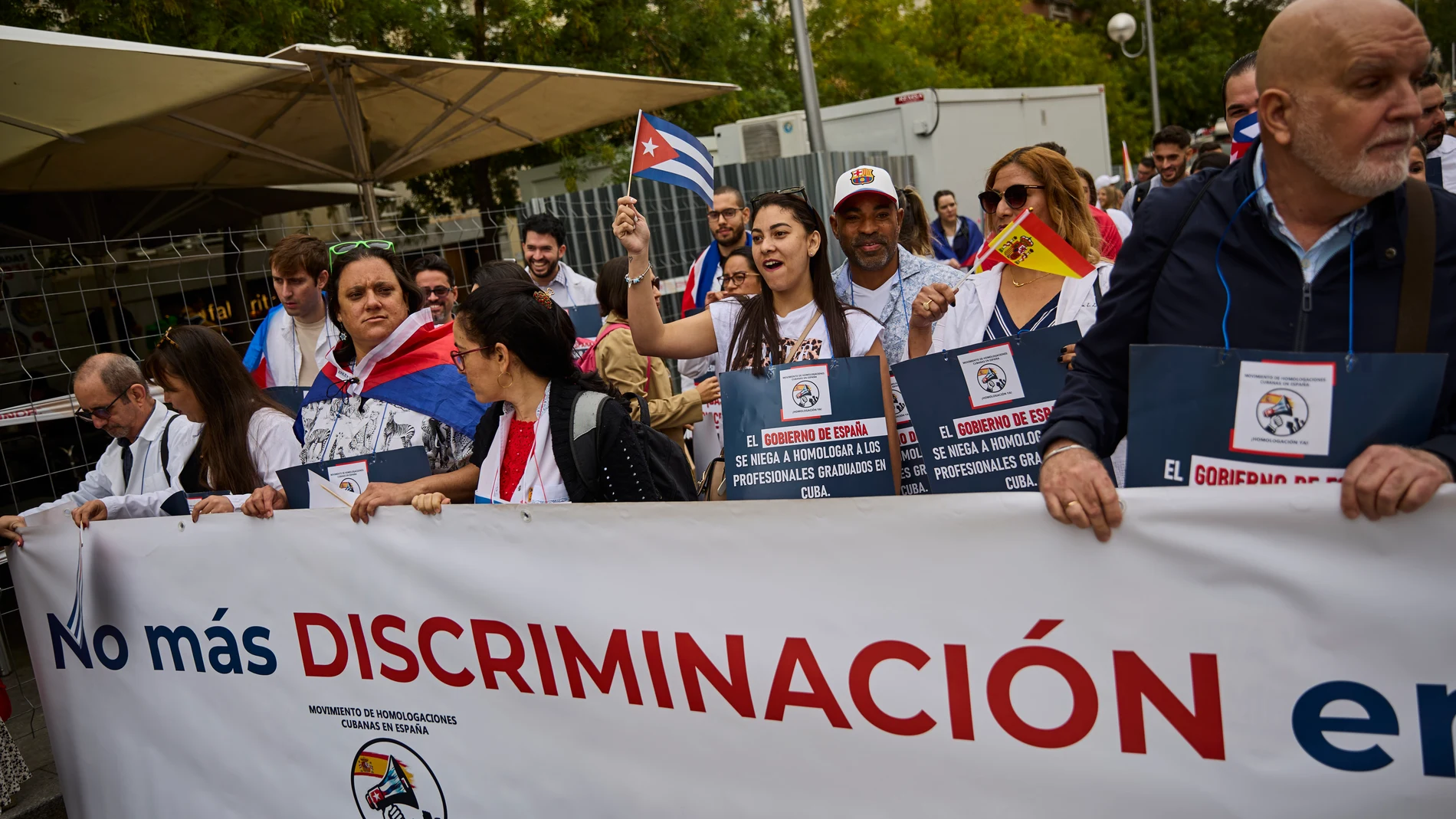 El Movimiento de Homologaciones Cubanas en España, con apoyo de la Asociación de Médicos Cubanos en España ha convocado frente a la fachada del Congreso de los Diputados una concentración para exigir al gobierno español la homologación de los títulos a los médicos cubanos. © Alberto R. Roldán / Diario La Razón. 25 09 2024