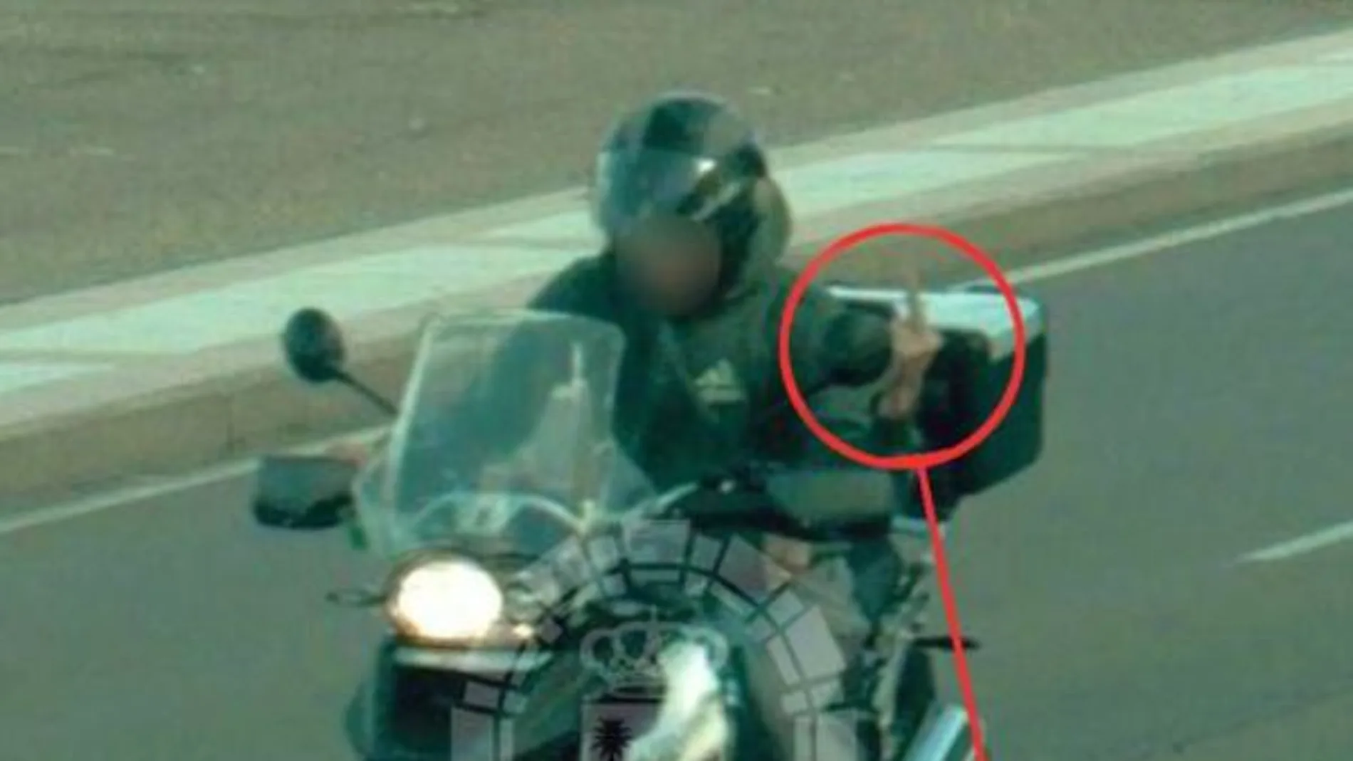 En la imagen captada por el radar aparece haciendo "una peineta" a este dispositivo