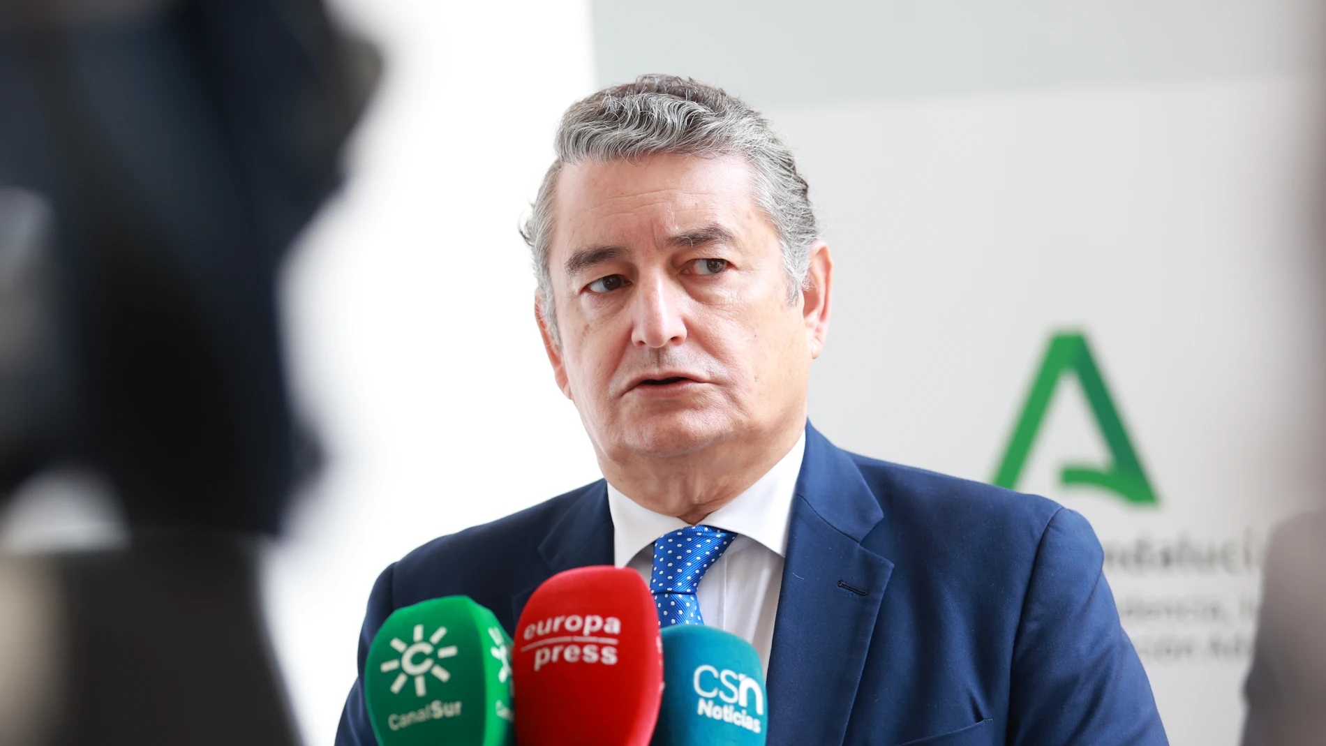 El consejero de la Presidencia, Interior, Diálogo Social y Simplificación Administrativa, Antonio Sanz, saluda a los asistentes al inicio de la reunión del Consejo de Asuntos Taurinos de Andalucía (CATA). A 25 de septiembre de 2024, en Sevilla (Andalucía, España). El consejero de la Presidencia, Interior, Diálogo Social y Simplificación Administrativa, Antonio Sanz, ha presidido el Consejo de Asuntos Taurinos de Andalucía en el Palacio de San Telmo.25 SEPTIEMBRE 2024Rocío Ruz / Europa Pre...