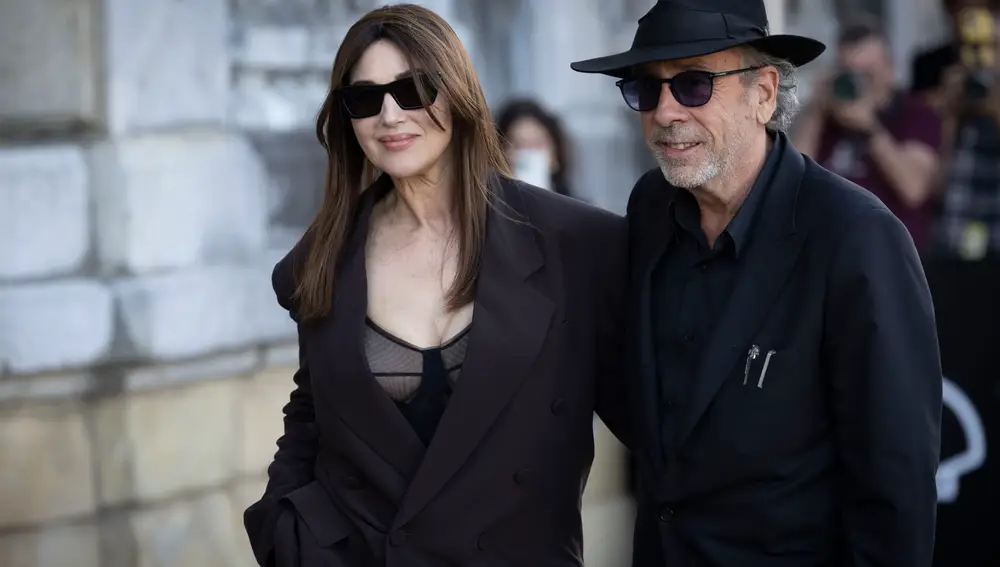 Monica Bellucci y el director Tim Burton a su llegada a San Sebastián.