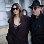 Monica Bellucci y el director Tim Burton a su llegada a San Sebastián.