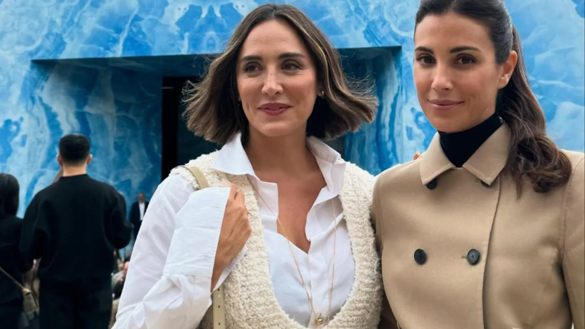 Tamara Falcó junto a Sassa de Osma en el desfile de Dior.
