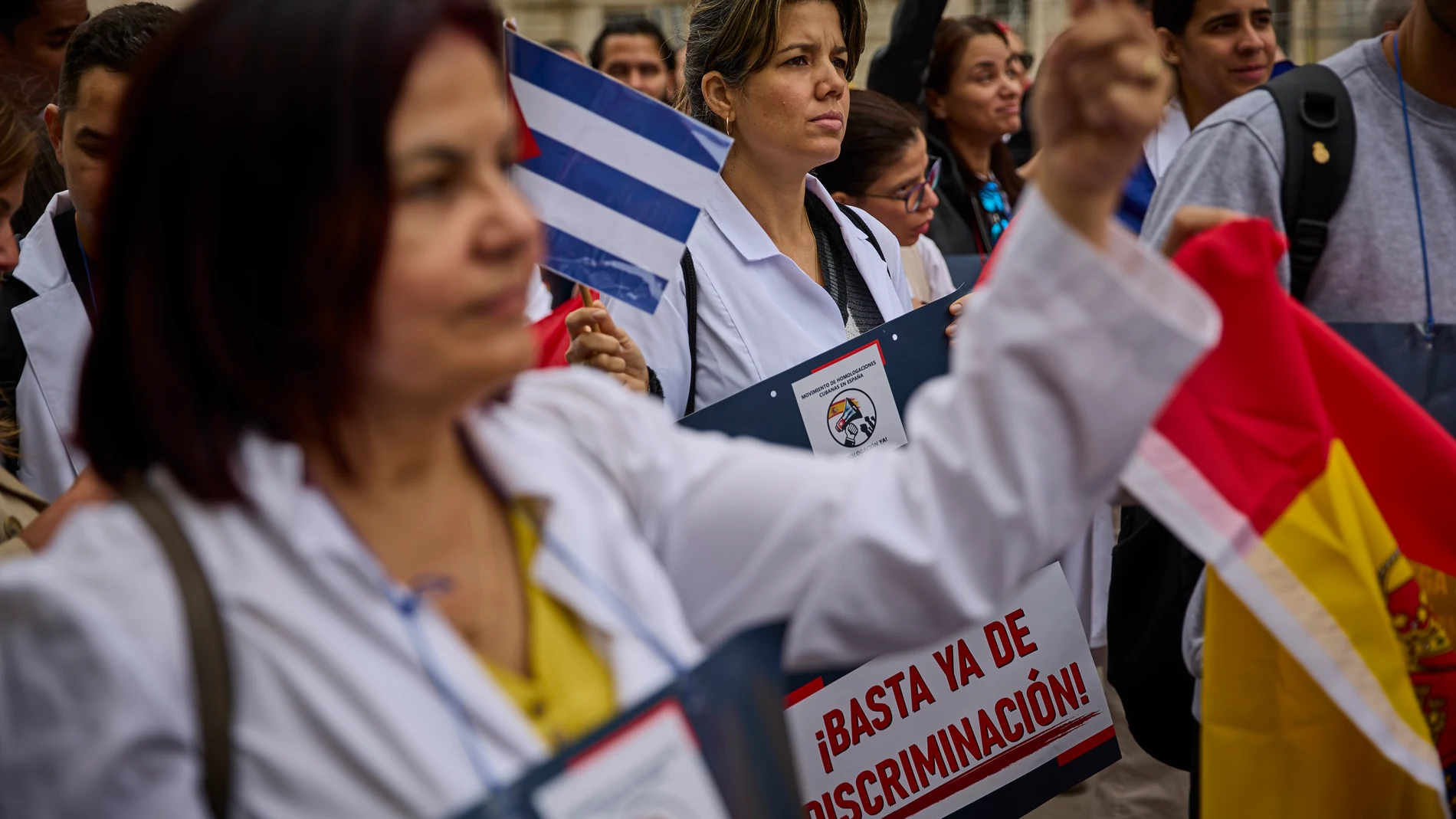 El Movimiento de Homologaciones Cubanas en España, con apoyo de la Asociación de Médicos Cubanos en España ha convocado frente a la fachada del Congreso de los Diputados una concentración para exigir al gobierno español la homologación de los títulos a los médicos cubanos. © Alberto R. Roldán / Diario La Razón. 25 09 2024