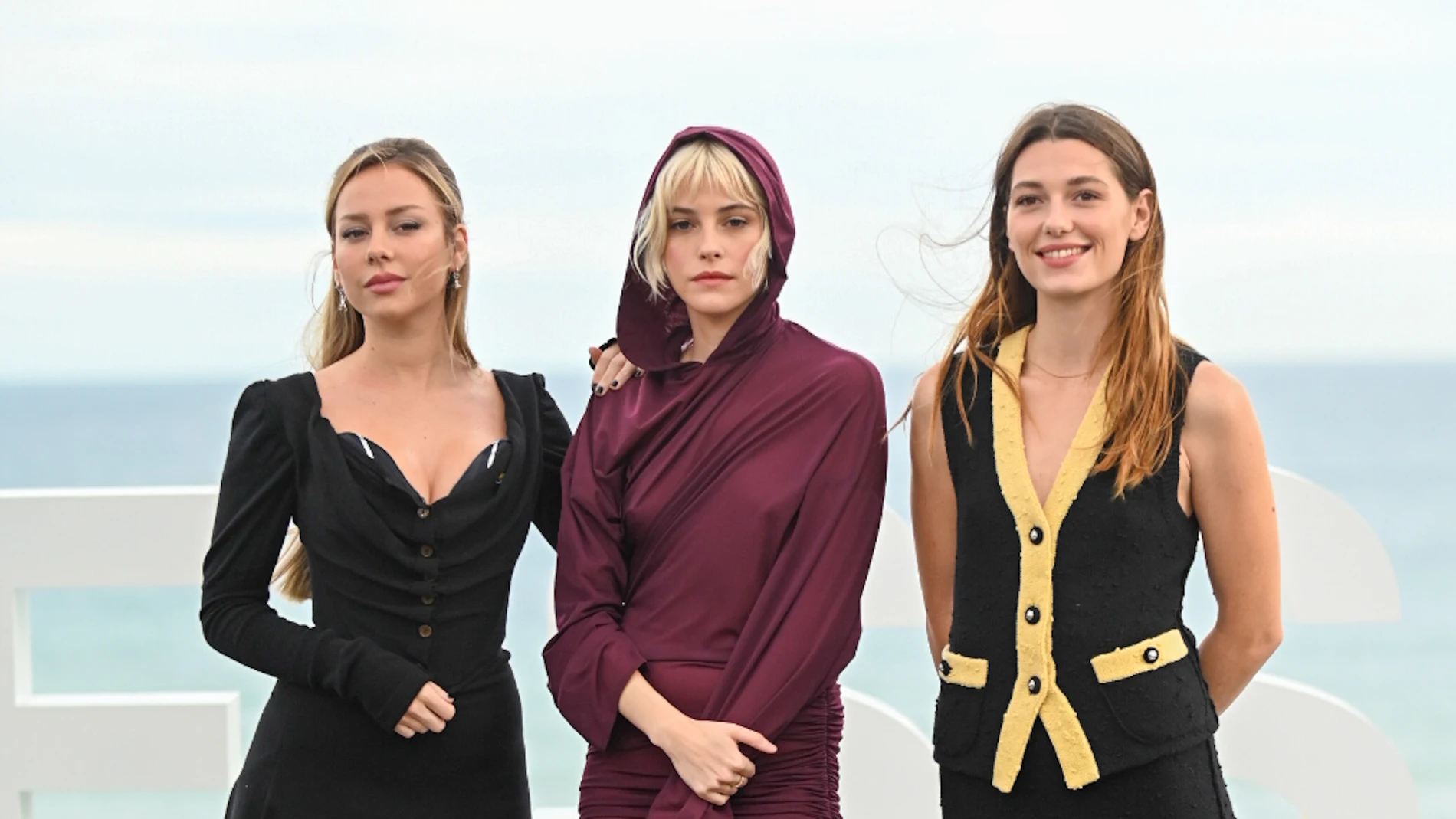 Las actrices, Ester Expósito, Malena Villa y Mathilde Ollivier, posan en el photocall de la película ‘El llanto’ en la 72 edición del Festival de Cine de San Sebastián, a 25 de septiembre de 2024, en San Sebastián, Guipúzcoa, País Vasco (España). ‘El llanto’ cuenta la historia de Andrea, interpretada por Ester Expósito, quien escucha un llanto que nadie puede oír.25 SEPTIEMBRE 2024Arnaitz Rubio / Europa Press25/09/2024