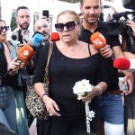 Mayte Zaldívar atiende a los medios en el tanatorio tras la muerte de Julián Muñoz