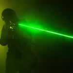 Soldados con armas con láseres