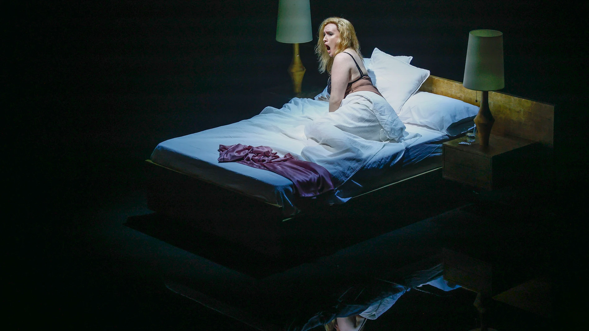 BARCELONA, 25/09/2024.- La soprano americana Sara Jakubiak durante su interpretación en el estreno mundial de una nueva producción del escenógrafo Àlex Ollé de la ópera 'Lady Macbeth de Mtsensk', de Shostakóvich, este miércoles en el Gran Teatre del Liceu de Barcelona. EFE/Quique García