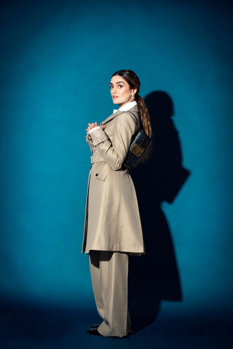 Olivia Molina con gabardina, blusa y pantalones de Dior