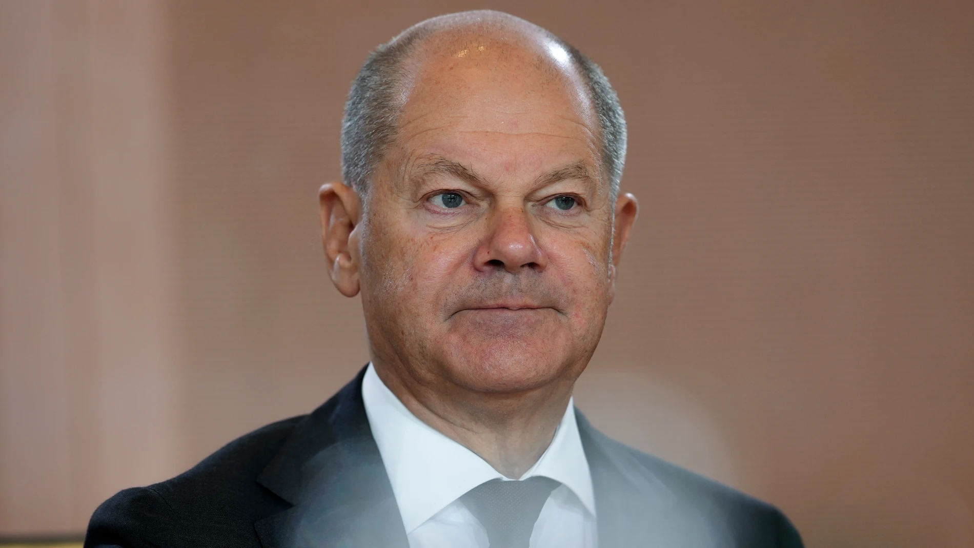 German Chancellor Olaf Scholz arrives for the cabinet meeting of the German government at the chancellery in Berlin, Germany, Wednesday, Sept. 25, 2024. (AP Photo/Markus Schreiber)