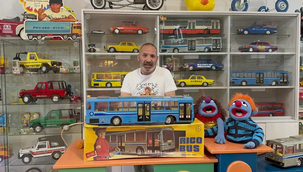 José Manuel con el autobús de Rico
