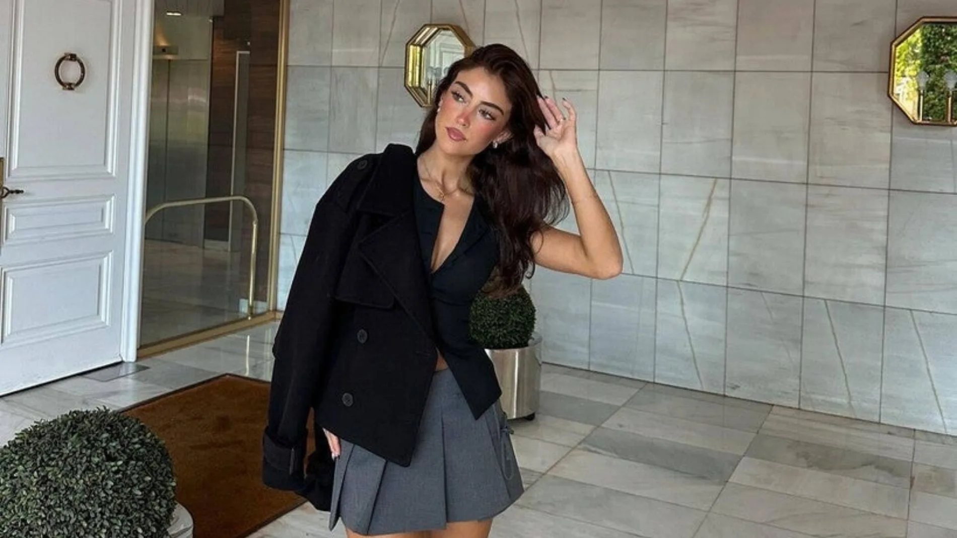 Chaqueta negra de Bershka.