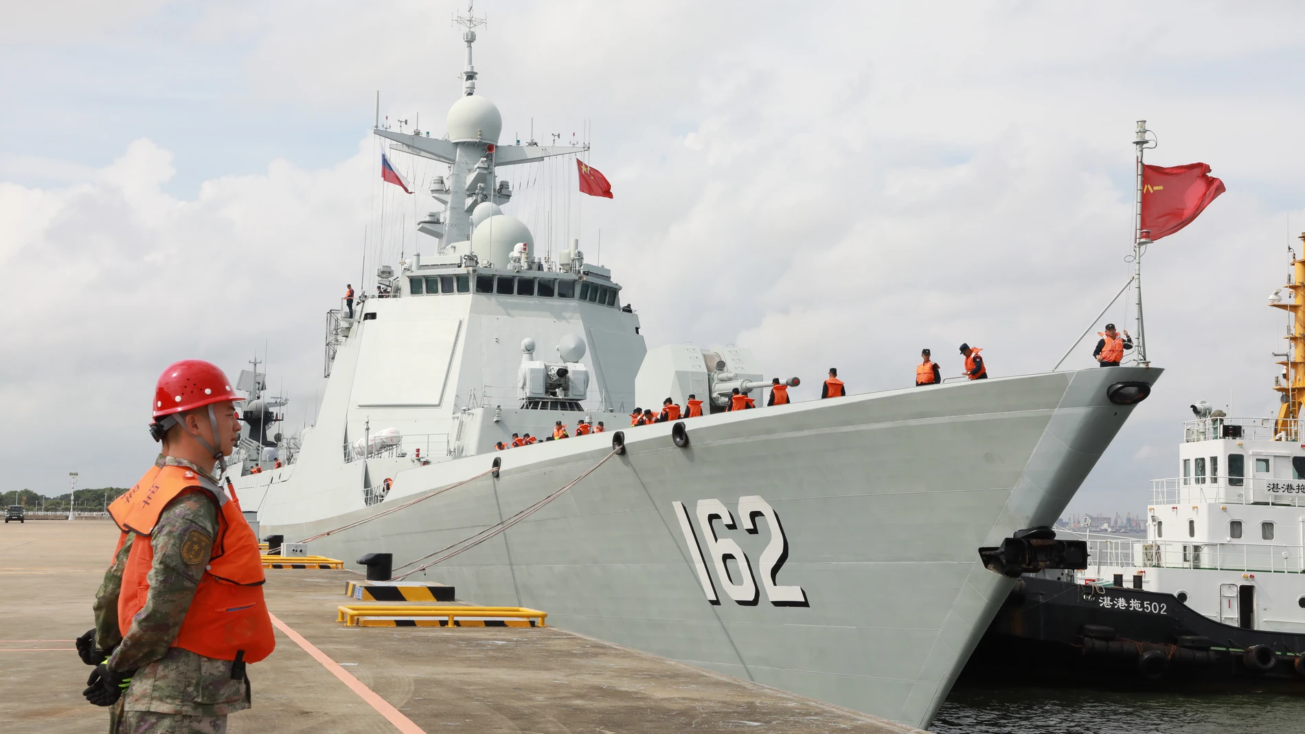 (Foto de ARCHIVO) BEIJING, July 16, 2024 -- This photo taken on July 15, 2024 shows the Chinese guided-missile destroyer Nanning at a naval port in Zhanjiang, south China's Guangdong Province. Chinese and Russian fleets set sail from a naval port in Zhanjiang, south China's Guangdong Province, on Monday for a three-day maritime exercise. As a key part of an ongoing China-Russia joint exercise, the drill will include subjects such as anchorage defense, joint reconnaissance and early warn...