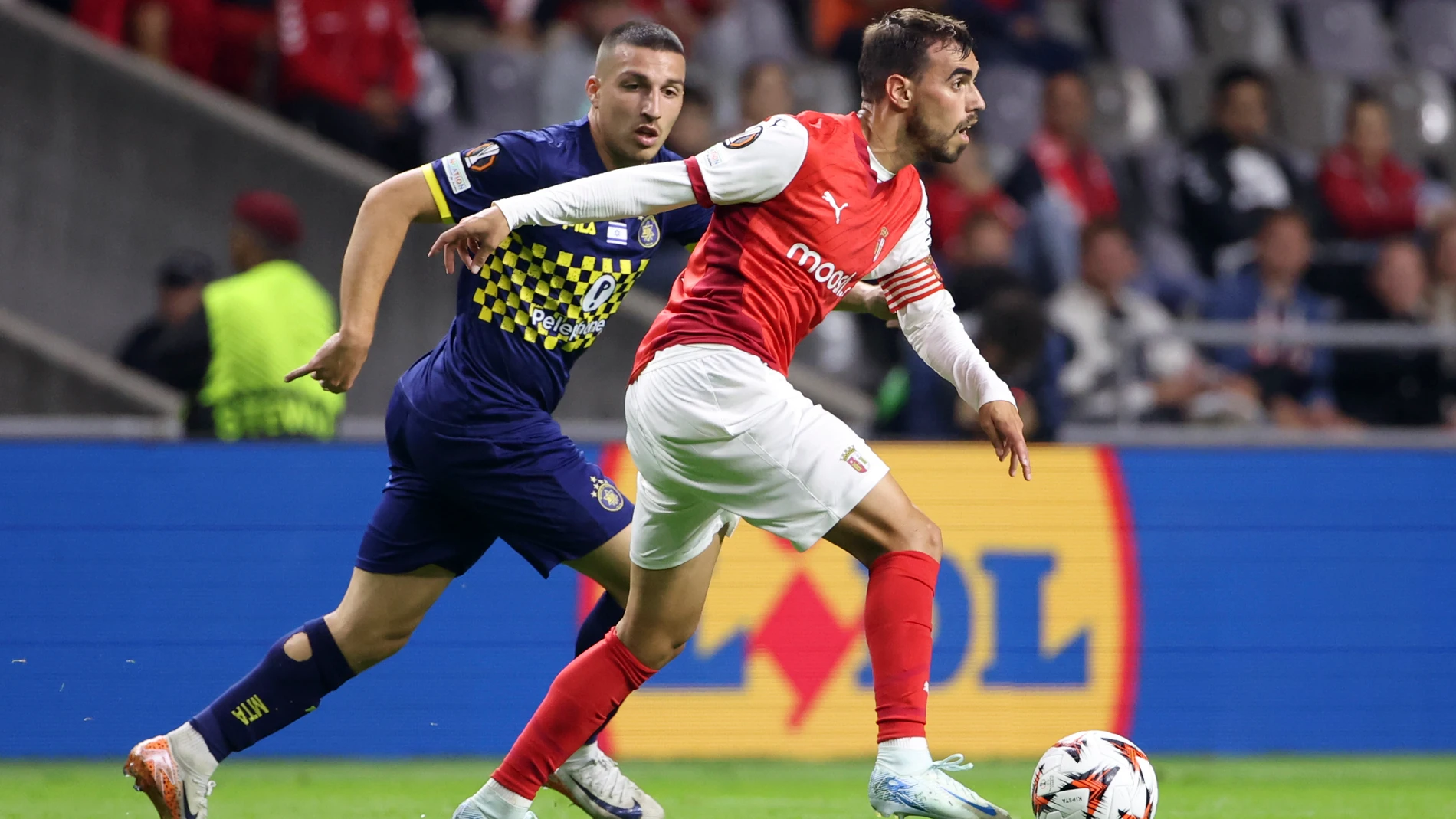 Braga's Ricardo Horta controls the ball watched by Maccabi Tel Aviv's Weslley Patati, left, during the Europa League opening phase soccer match between SC Braga and Maccabi Tel Aviv at the Municipal stadium in Braga, Portugal, Thursday, Sept. 26, 2024. (AP Photo/Luis Vieira)