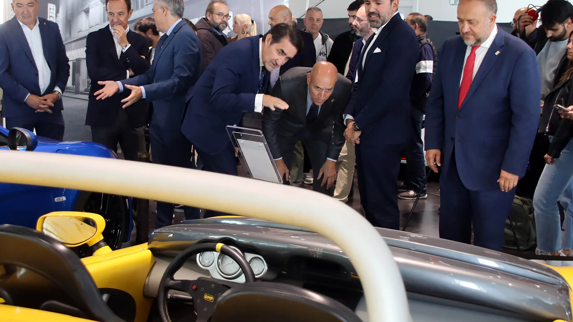 Suárez-Quiñones en la exposición de coches que se puede ver en León