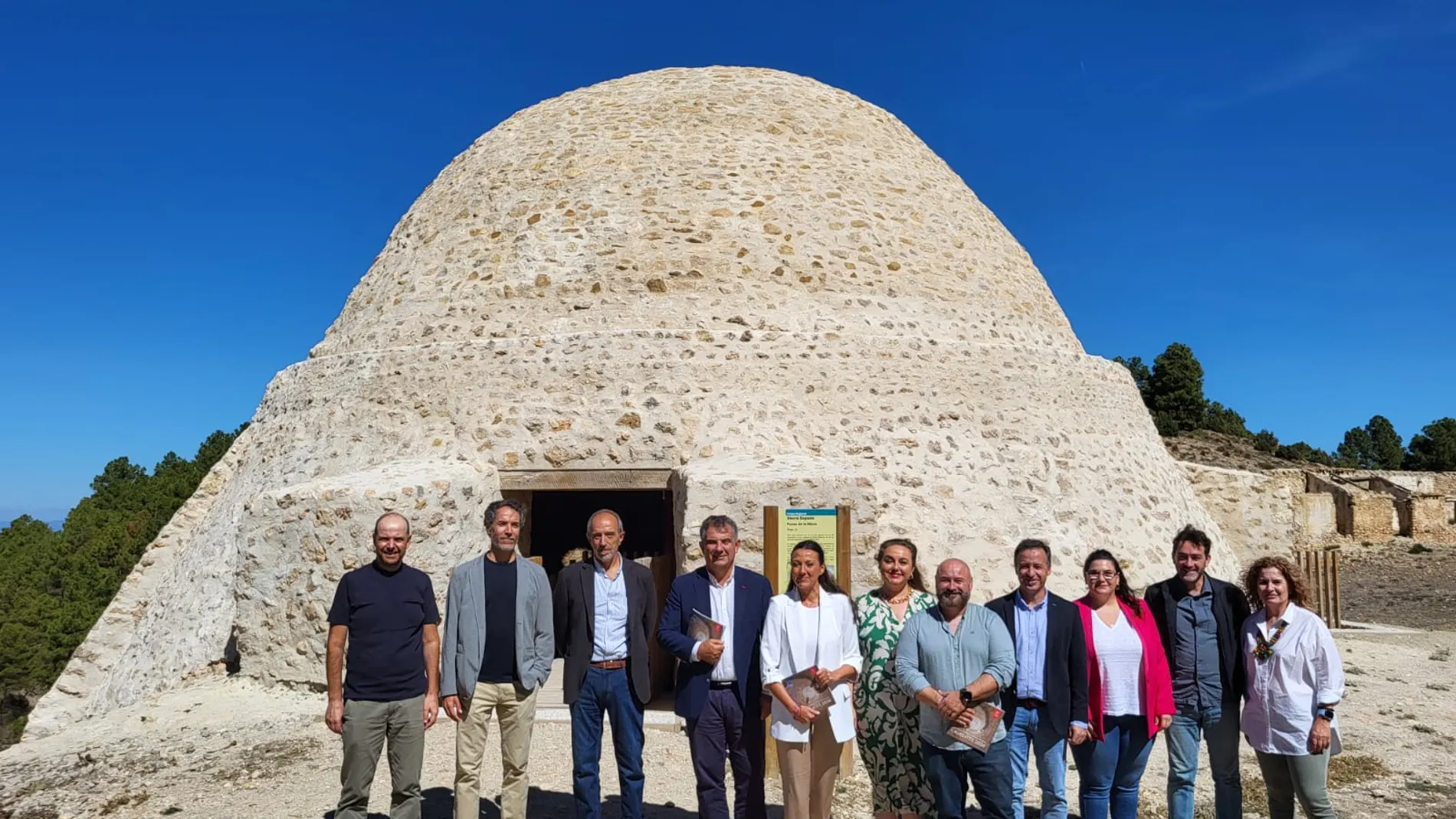 El consejero de Medio Ambiente, Universidades, Investigación y Mar Menor, Juan María Vázquez, y la consejera de Turismo, Cultura, Juventud y Deportes, Carmen María Conesa, acompañados por el representante de Hispania Nostra, descubren la placa que acredita la restauración de los Pozos de la Nieve como uno de los premios concedidos por Europa Nostra para la conservación del patrimonio de Europa.