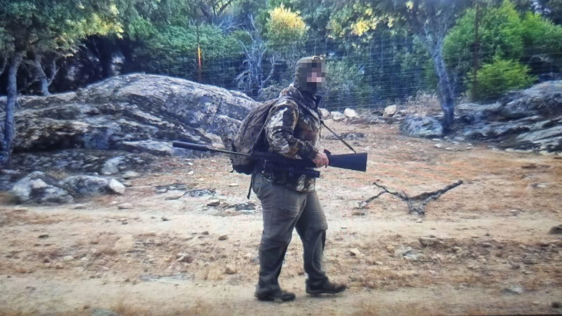 Imagen del cazador furtivo tomada por la cámara de seguridad