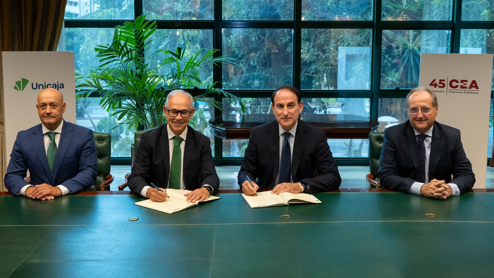 El CEO de Unicaja, Isidro Rubiales, y el presidente de CEA, Javier González de Lara, en la firma del acuerdo de colaboración. REMITIDA / HANDOUT por UNICAJA Fotografía remitida a medios de comunicación exclusivamente para ilustrar la noticia a la que hace referencia la imagen, y citando la procedencia de la imagen en la firma 26/09/2024
