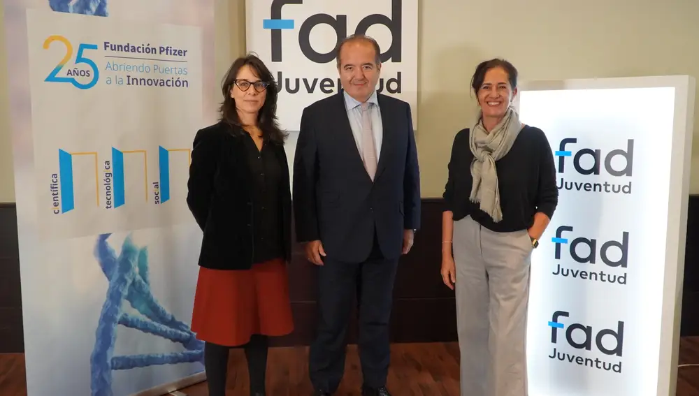 De izq. a dcha.: Anna Sanmartín, directora del Centro Reina Sofía y coordinadora de la investigación; Sergio Rodríguez, presidente de la Fundación Pfizer y Beatriz Martín, directora general de Fad Juventud