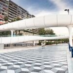 Imagen del paseo de la playa del Postiguet de Alicante, al que los conocidos como hippies quieren trasladar sus puestos de artesanía