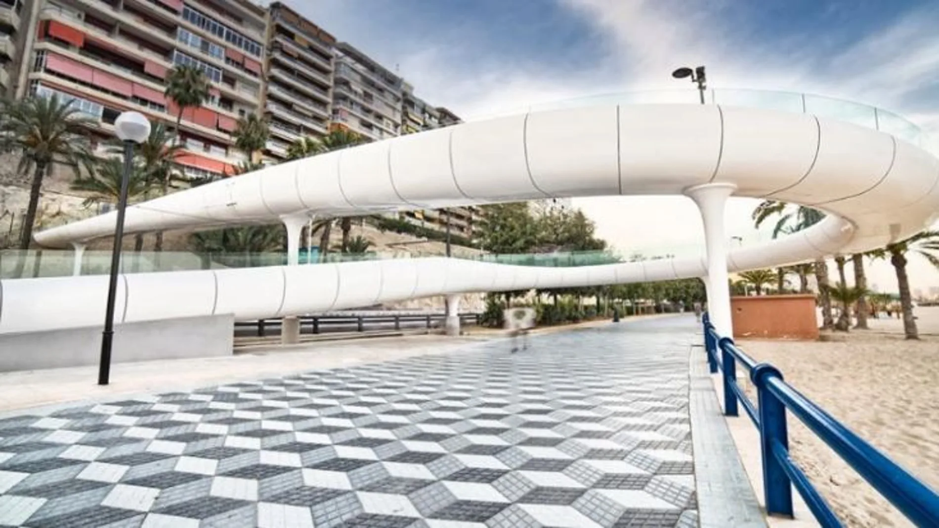 Imagen del paseo de la playa del Postiguet de Alicante, al que los conocidos como hippies quieren trasladar sus puestos de artesanía