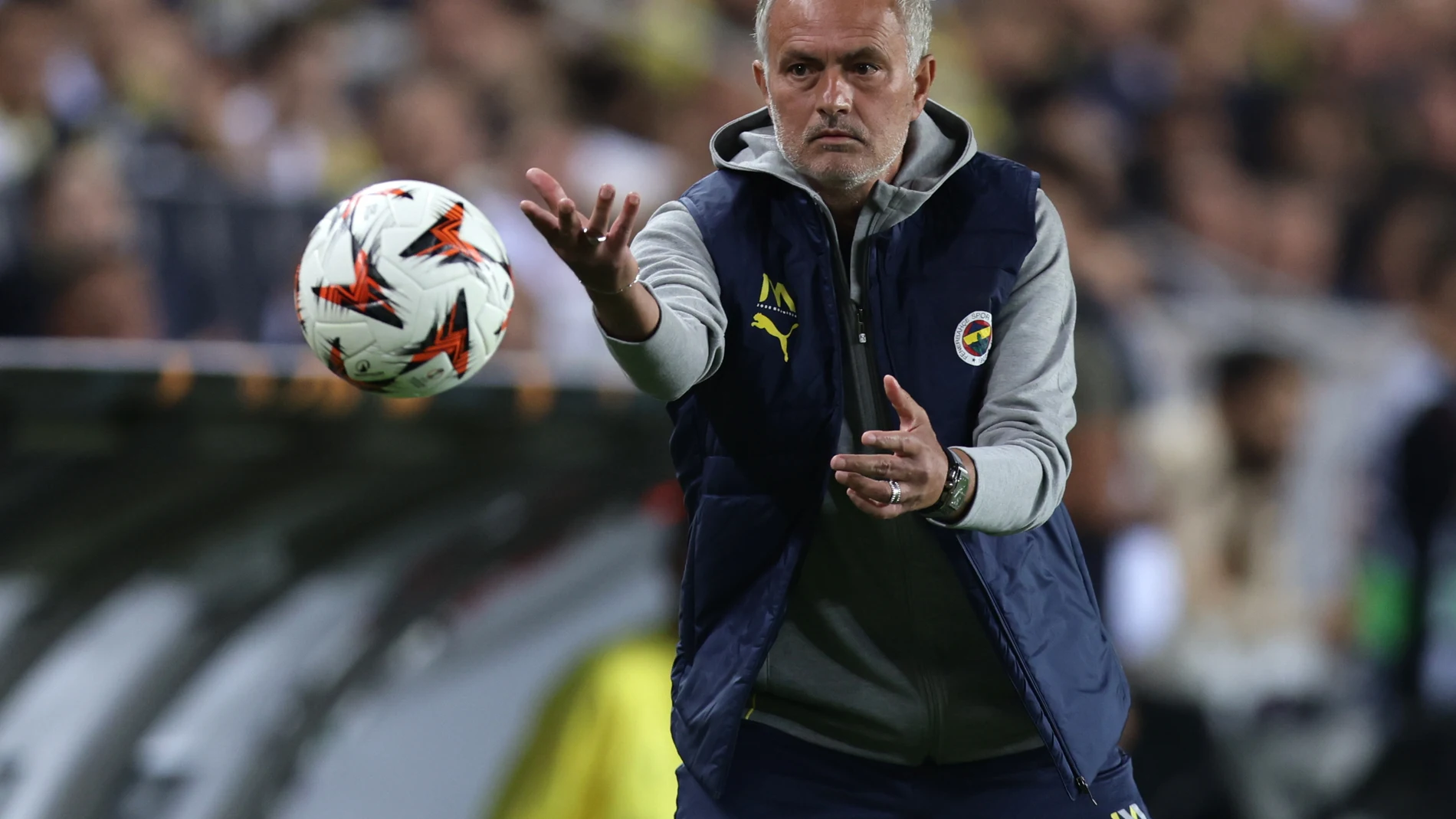 Istanbul (Turkey), 26/09/2024.- Fenerbahce's head coach Jose Mourinho throws a ball during the UEFA Europa League soccer match between Fenerbahce and Union Saint-Gilloise in Istanbul, Turkey, 26 September 2024. (Turquía, Estanbul) EFE/EPA/ERDEM SAHIN