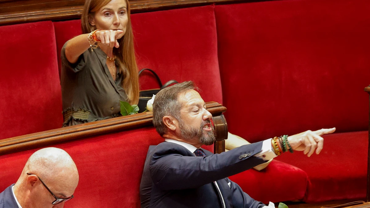 El concejal de Vox, Badenas, en primer plano. Tras ella, la también edil Herrero está igualmente investigada por la Fiscalía