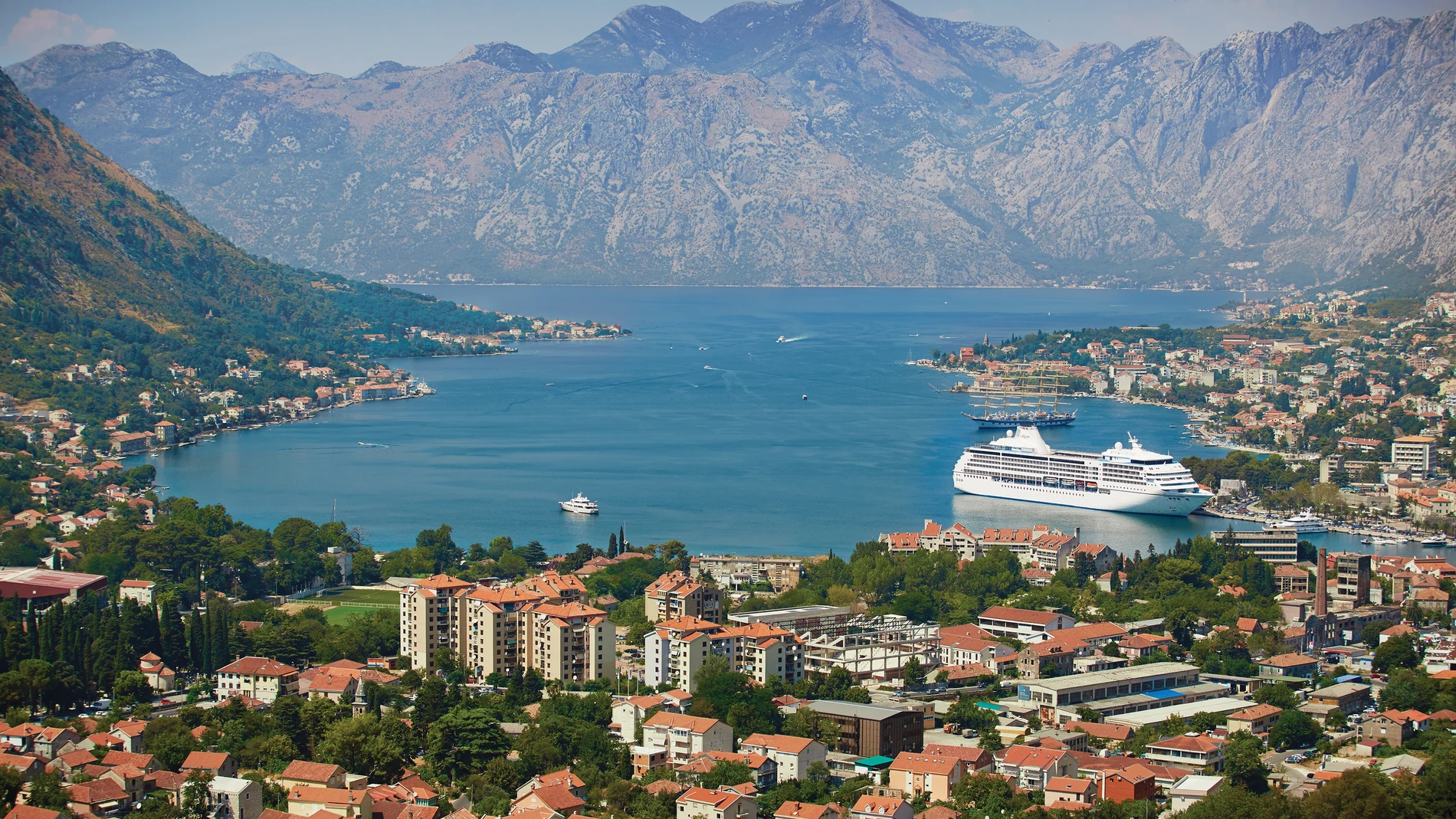 Uno de los buques de Regent Seven Seas en la bahía de Kotor