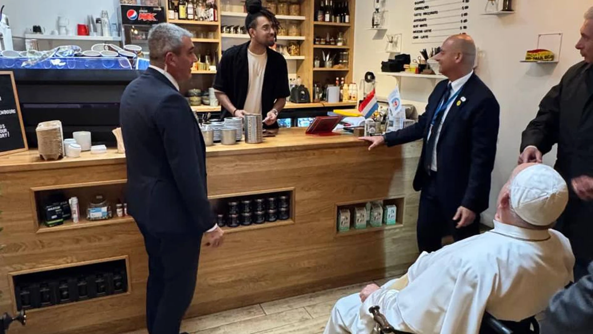 El Papa Francisco salió a tomarse un café con algunos de los agentes de la Gendarmería vaticana este jueves durante su visita a Luxemburgo en una cafetería cercana al arzobispado, donde descansó algunas horas. EFE/ Vaticanmedia SÓLO USO EDITORIAL / SÓLO DISPONIBLE PARA ILUSTRAR LA NOTICIA QUE ACOMPAÑA (CRÉDITO OBLIGATORIO)