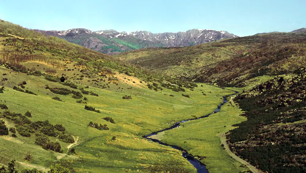 El río Lillas en Cantalojas; al fondo, la Sierra de Ayllón (Guadalajara)