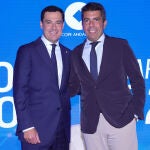 El presidente de la Generalitat, Carlos Mazón (d), junto a su homólogo andaluz, Juanma Moreno