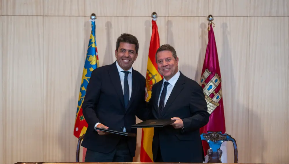 El president de la Generalitat Valenciana, Carlos Mazón (i), y el presidente de Castilla-La Mancha, Emiliano García-Page (d), durante la firma de un acuerdo de colaboración entre la Generalitat Valenciana y la Junta de Comunidades de Castilla-La Mancha para la atención sanitaria en zonas limítrofes, en el Hospital de Requena, a 15 de mayo de 2024, en Requena, Valencia, Comunidad Valenciana (España)